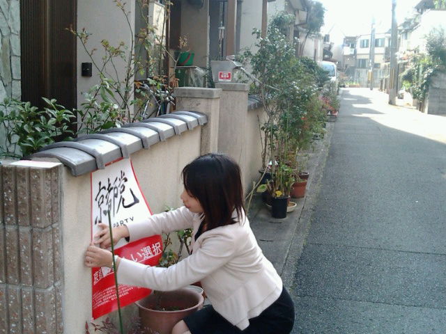 ポスター貼り替え