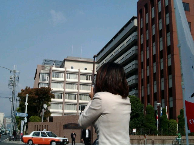 朝の演説＠外大前