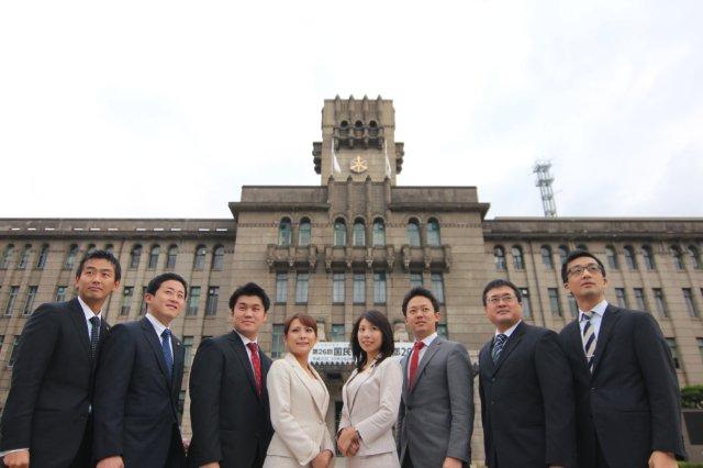 市役所前にて写真撮影