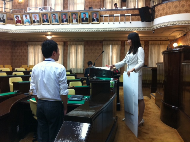 明日は代表質問です。