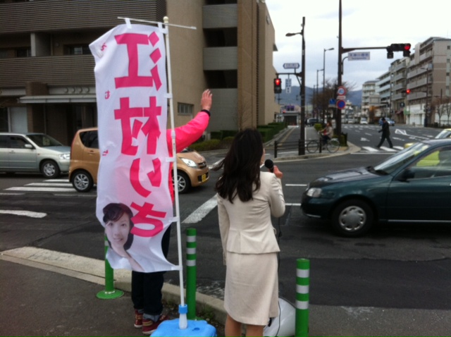 暴風の中街頭演説！