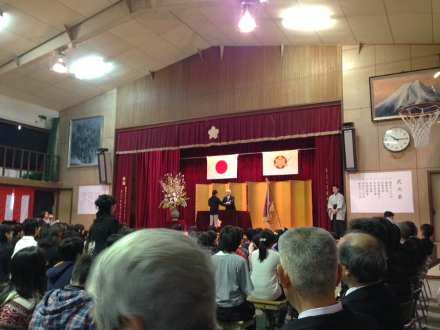 議会は深夜まで